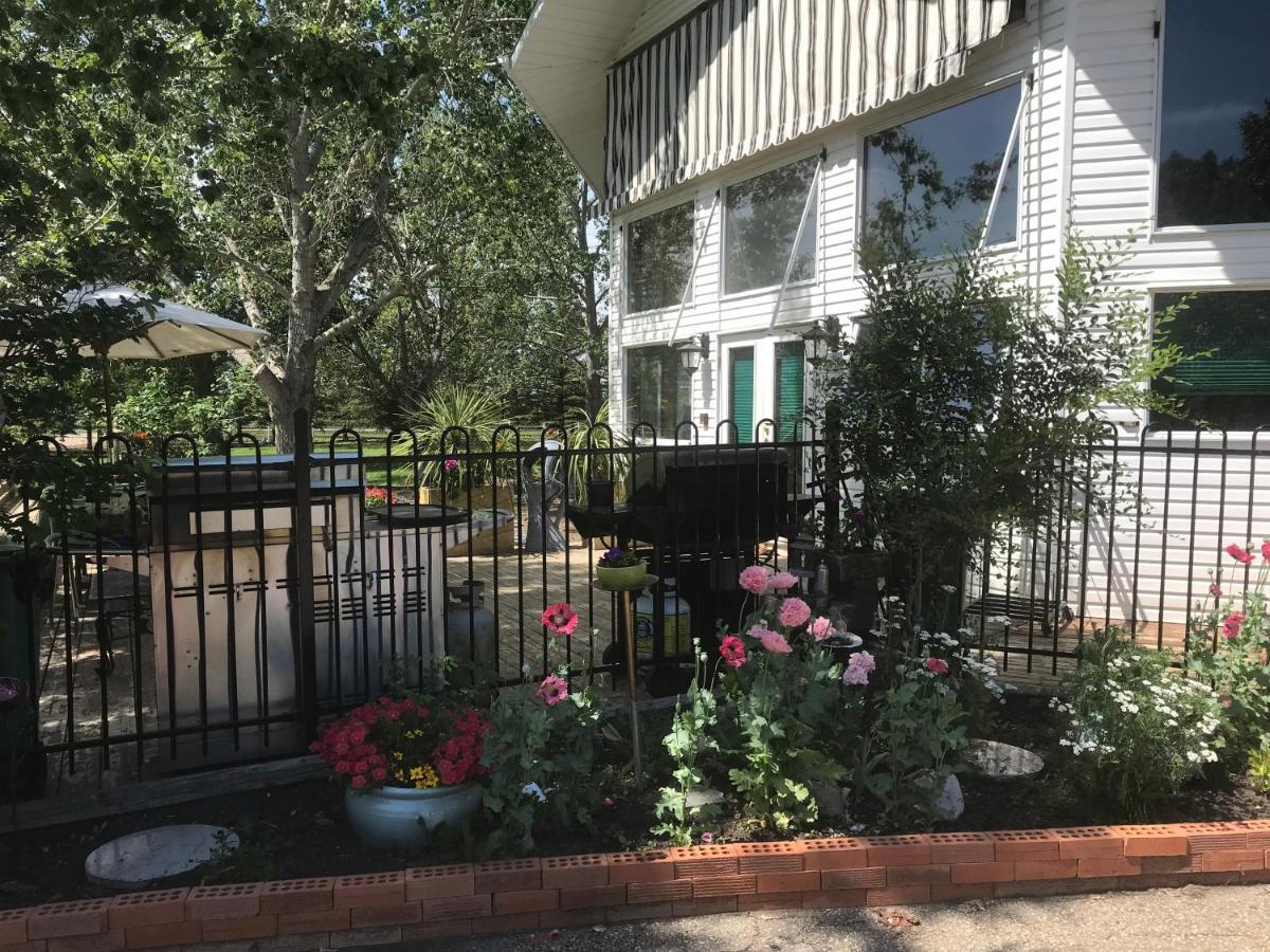Rolling Hills Country Resort Bed And Breakfast Three Hills Exterior foto